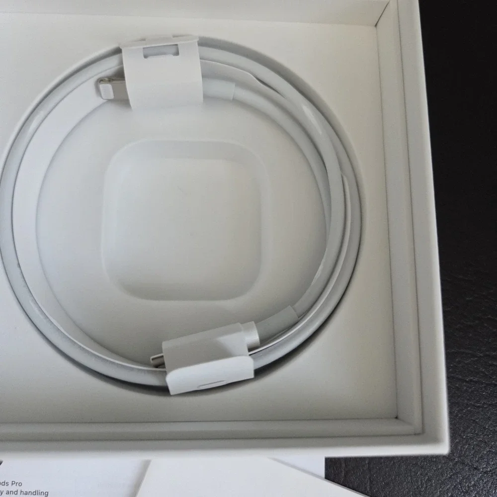 Apple AirPods Pro Wireless Charging Case 1st Gen White w/ Box Fittings Cable CIB